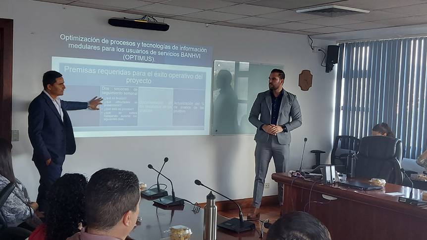 Fotografía de la presentación del avance del Proyecto Optimus a las jefaturas de la Institución.